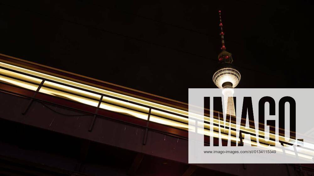 IMAGO Creative: Architektur in Berlin tv tower and train in berlin, 16.11.2016,