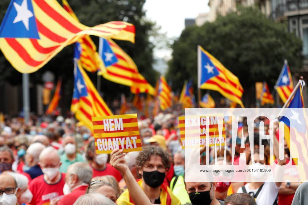People during a demonstration organized by ANC on occasion of the Day of Catalonia, Diada , on 11 september, in Barcelona, Catalonia,Spain. The Diada is celebrated annually on 11 September and marks the fall of Barcelona during the War of the Spanish Succession in 1714. Demonstration organized by ANC on occasion of the Day of Catalonia, Diada !ACHTUNG: NUR REDAKTIONELLE NUTZUNG!