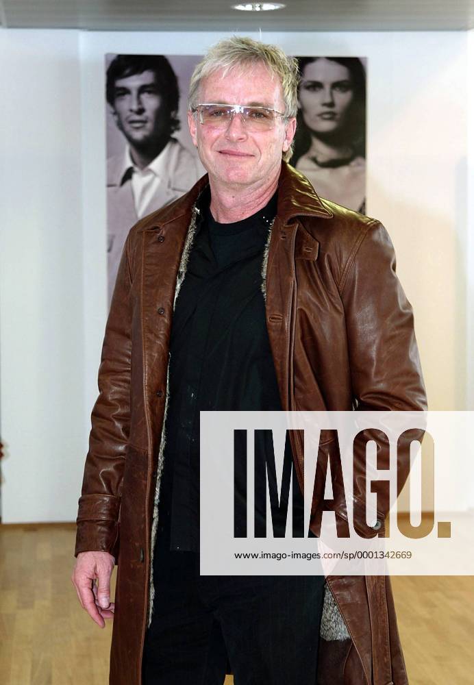 Sat1 Reporter Ulli Köhler anläßlich der Einkleidung durch Herrenausstatter Cerruti Fußball 1. BL Herren Saison 2002 2003, FC Bayern München, Shooting, Fotoshooting, Fototermin, Modeaufnahmen, Modeshooting Einzelbild Kleidung, Outfit, privat München, Model,