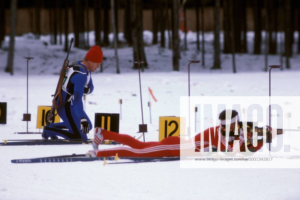 Klaus Siebert (DDR, li.) beginnt neben Alexander Tichonow (Sowjetunion) mit dem Liegendschießen Biathlon OS Winter Herren Olympische Winterspiele 1980, Olympia, Olympiade, Spiele, Staffel, Staffellauf, Staffelrennen, Vdia Gruppe Lake Placid, Tikhonov, Tikhonow