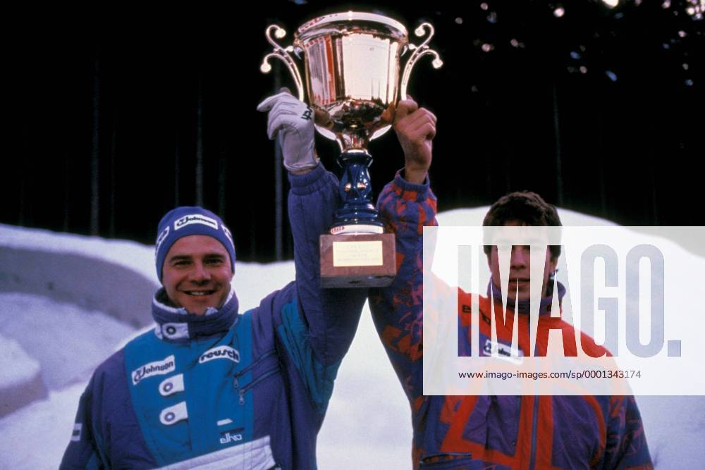 Pilot Wolfgang Hoppe (li.) und Rene Hannemann (beide Deutschland) präsentieren ihre Trophäe Bobsport Herren Weltcup 1991 1992, Welt-Cup, Worldcup, World, WC, Zweierbob, 2er Bob, 2 er, Zweier, Vdia Gruppe Igls Innsbruck, Igls Freude,