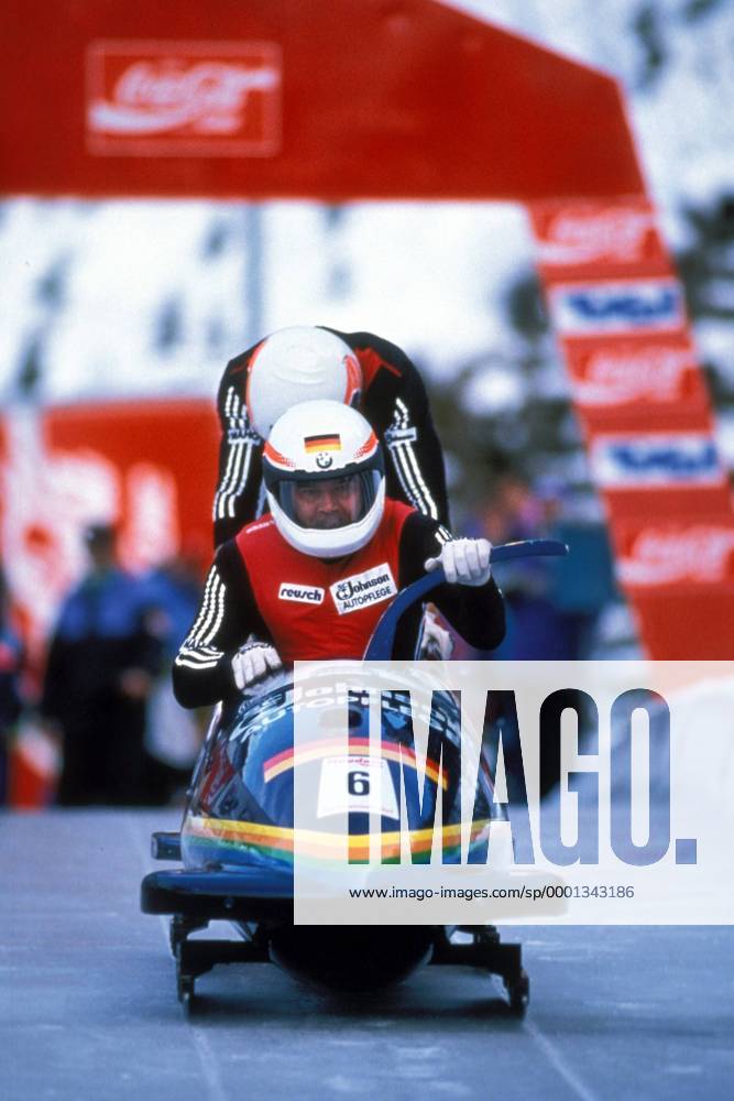 Pilot Wolfgang Hoppe und Rene Hannemann (beide Deutschland) - Start Bobsport Herren Weltcup 1993 1994, Welt-Cup, Worldcup, World, WC, Zweierbob, 2er Bob, 2 er, Zweier, Vdia Einzelbild