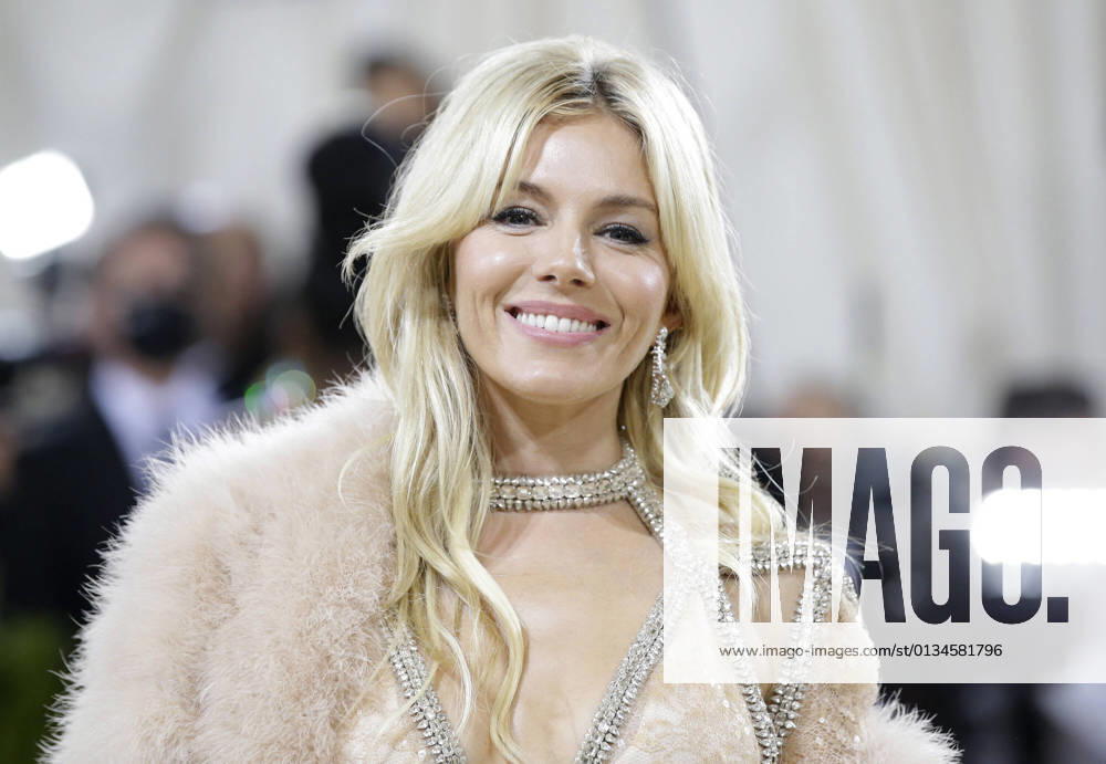 Sienna Miller arrives on the red carpet for The Met Gala at The Metropolitan Museum of Art celebrating the opening of In America: A Lexicon of Fashion in New York City on Monday, September 13, 2021. NYP20210913381 JOHNxANGELILLO
