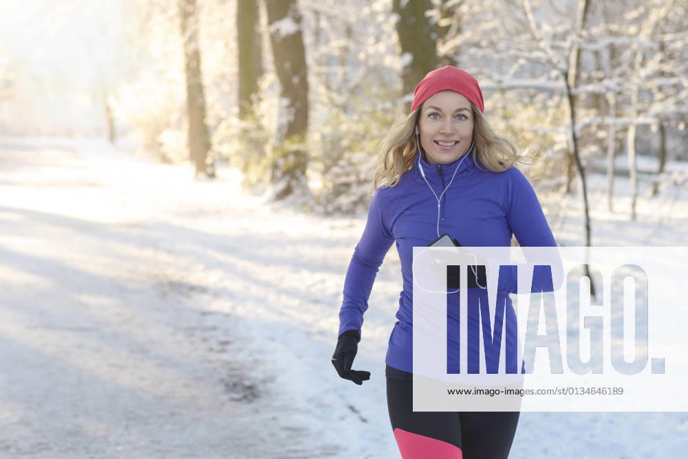 Sportswoman,running,runner,listening music,athlete,athletes,sportswomen,jogging,run,jogger,runners,listening musics p4f-ho6 ,model released, Symbolfoto