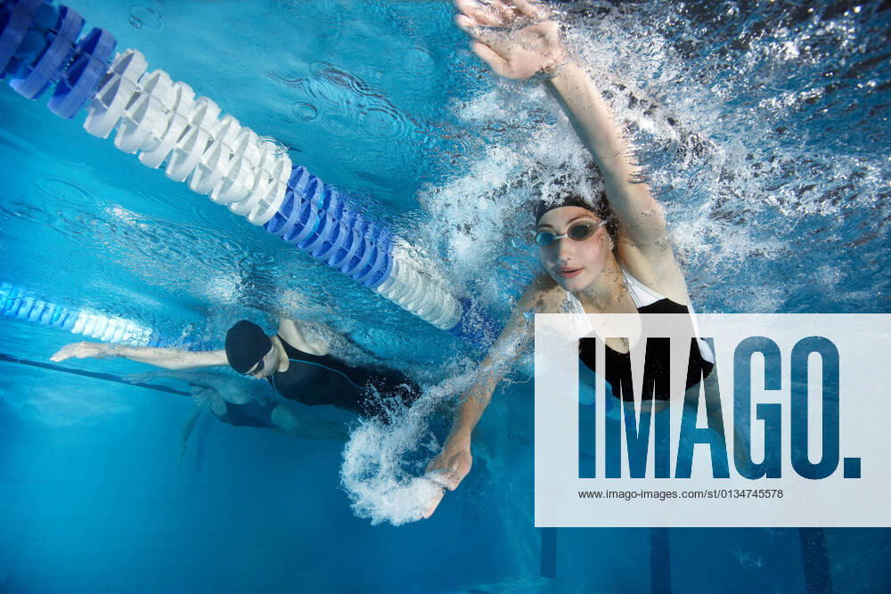 IMAGO Creative: Internationaler Frauenmonat, Mädchen im Sport Swimmers racing in pool, 06.01.2012,