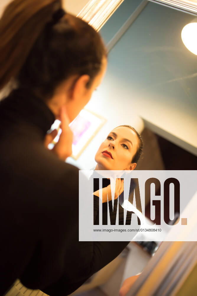 Woman,mirror,mirror image,female,ladies,lady,women,mirrors,mirror images,reflection g54-mrp ,model released, Symbolfoto
