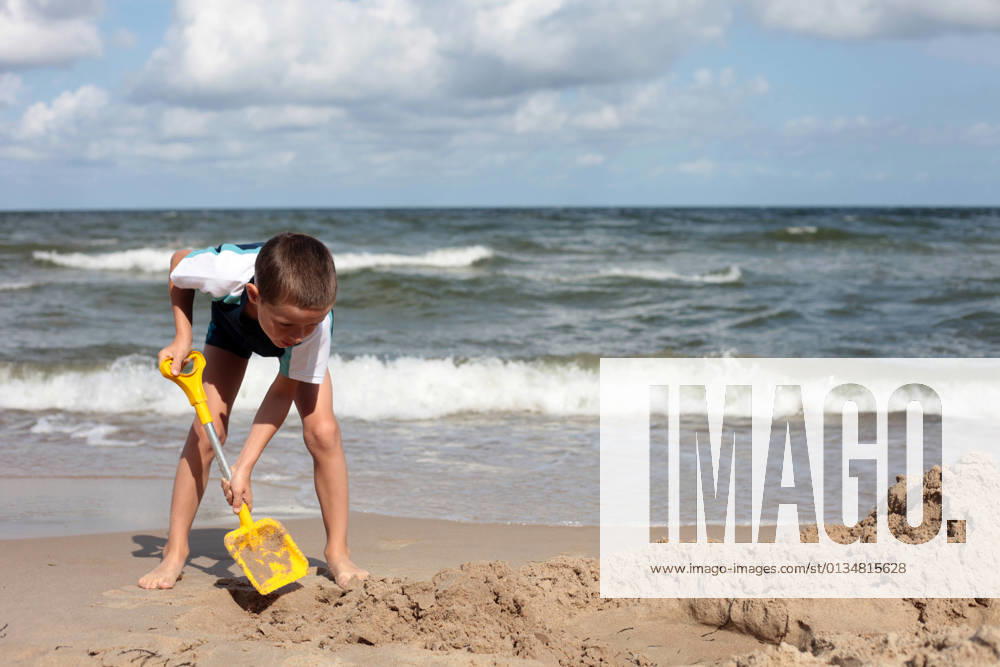 Boy,dig,beach holiday,boys,digs,beach holidays ghg-fnm ,model released, Symbolfoto