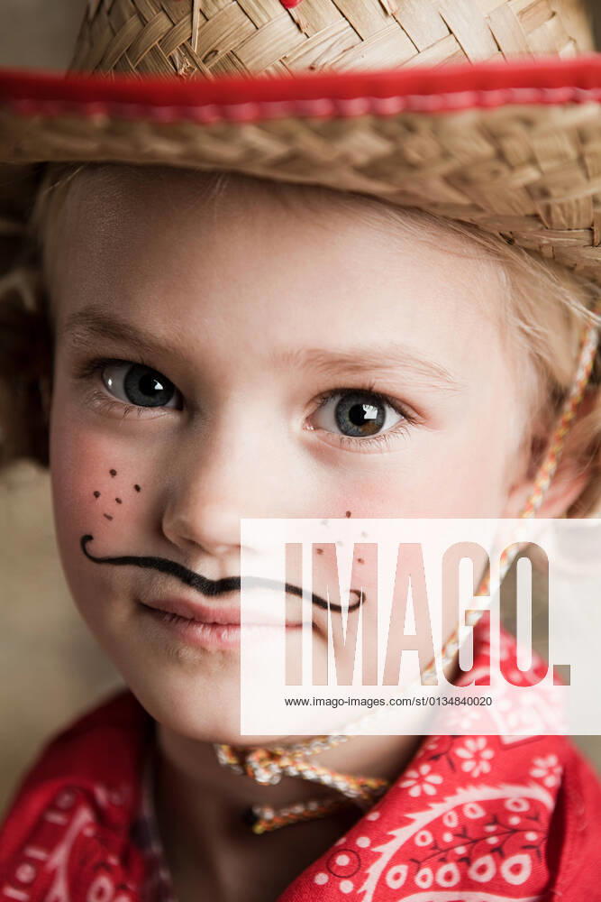 IMAGO Creative: Internationaler Frauenmonat, Geschlechterrollen aufbrechen Young girl dressed up as cowgirl, 26.04.2010,