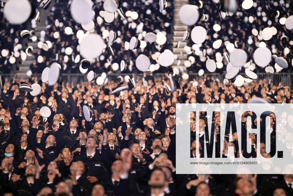 Cap throwing at the swearing-in ceremony of the police NRW in the Lanxess Arena Cologne, 16 09 2021 Foto:xC.xFuturexImage