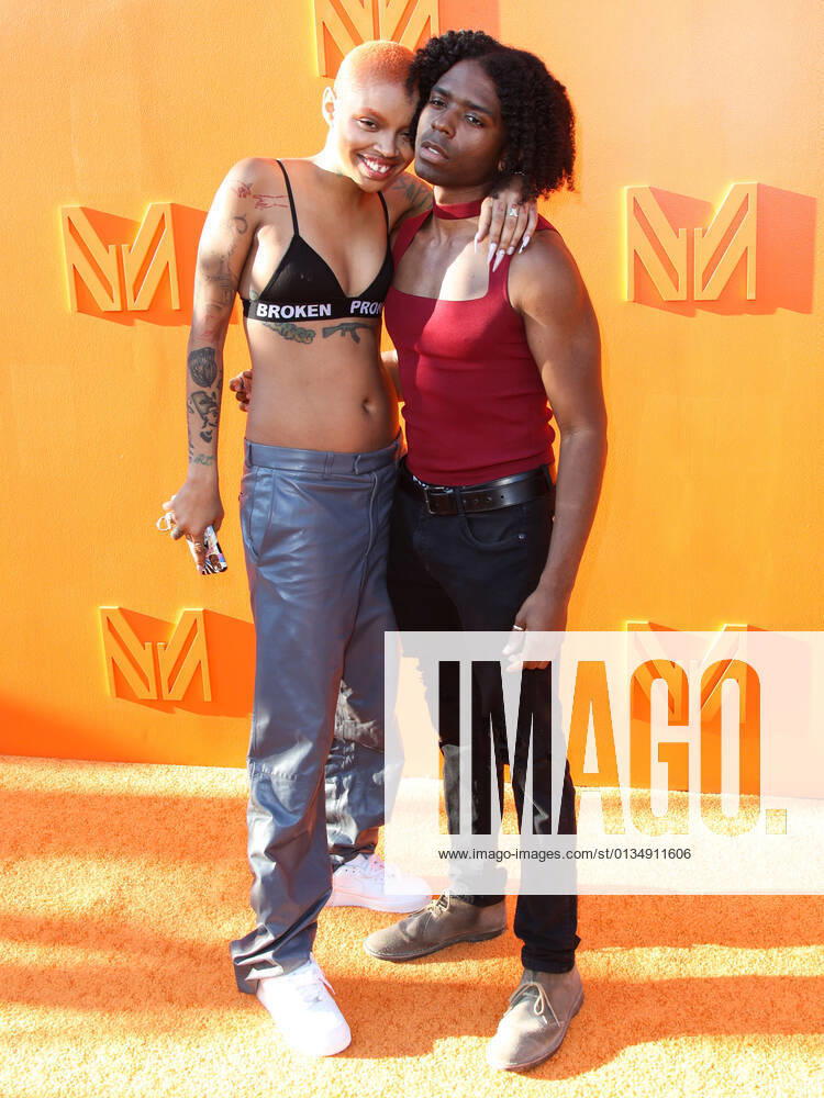 MARCELL VON BERLIN Spring Summer 2021 Runway Fashion Show - Arrivals BEVERLY HILLS, LOS ANGELES, CALIFORNIA, USA - SEPTEMBER 16: Model Slick Woods and Sharmond Tanner arrive at the MARCELL VON BERLIN Spring Summer 2021 Runway Fashion Show held at the Sheats Goldstein Residence on September 16, 2021 in Beverly Hills, Los Angeles, California, United States. Beverly Hills California United States collin-marcellv210916_nplNK