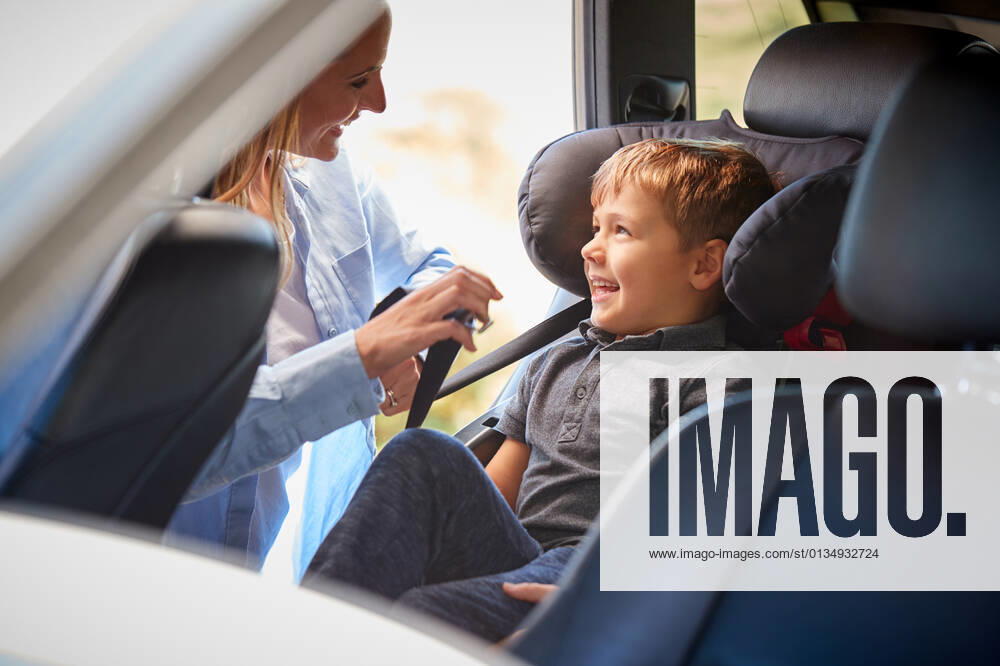 Mother,car seat,son,mom,mothers,mum,car seats,sons mmq-108e ,model released, Symbolfoto