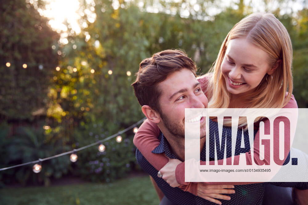 Couple,happy,fun,loving,piggyback,pairs,happies,funs,romance,piggybacks mmq-10tm ,model released, Symbolfoto