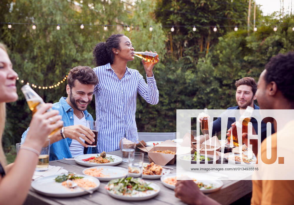 Happy,friends,take out food,garden party,happies,friend,take out foods,garden parties,gartenfest,parties,party mmq-10tt ,model released, Symbolfoto