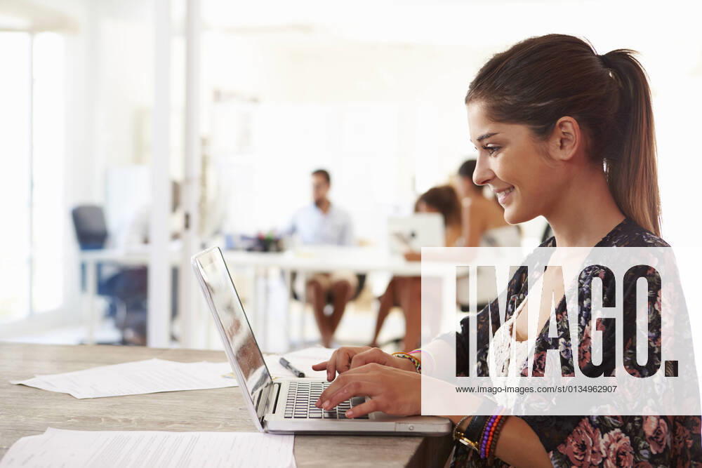 Young woman,office,workplace,agency,workplace,girl,girls,woman,young women,office,office,workplaces,office and workplace,agencies,workplaces,workstation mmq-o69 ,model released, Symbolfoto