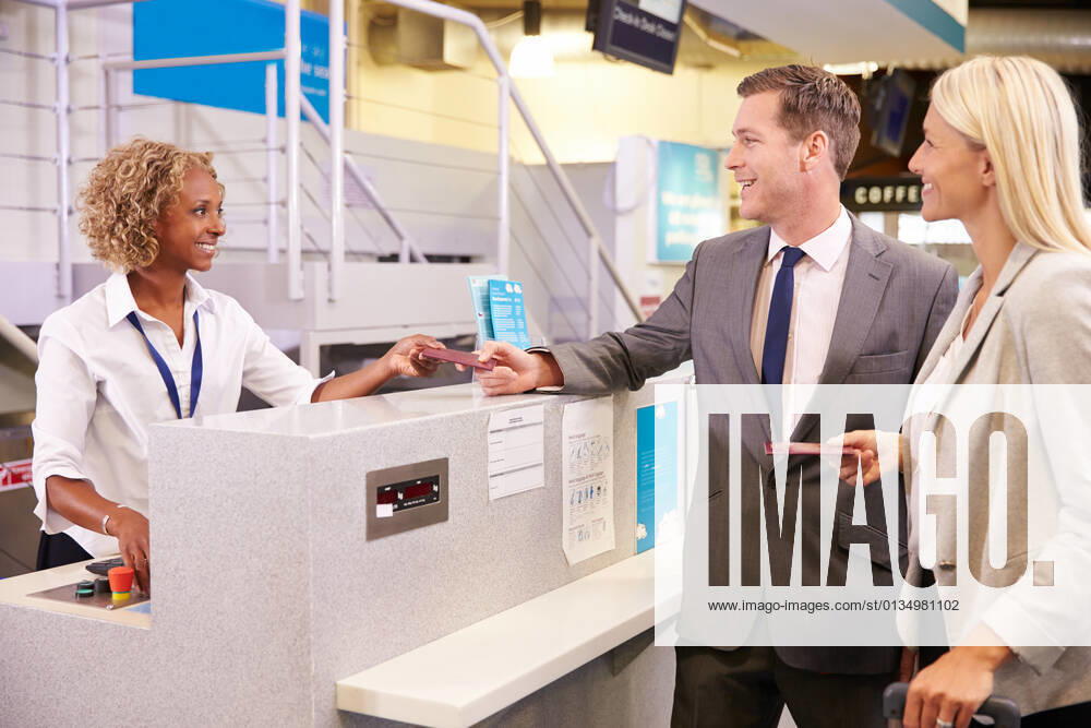 Businessman,business travel,airport,check in,businesswoman,boss,businessmen,executive,executives,leader,leaders,manager,business travels,travel,traveling,airports,check-ins,businesswomen mmq-s8e ,model released, Symbolfoto