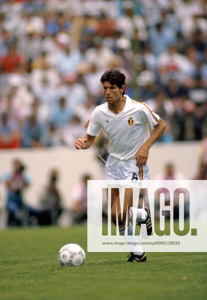 Enzo Scifo (Belgien) mit Ball Fußball WM Herren Weltmeisterschaft 1986, Länderspiel: Belgien, Spiel um Platz 3, Kleines Finale Einzelbild Cuauthemoc-Stadion Puebla Dynamik,