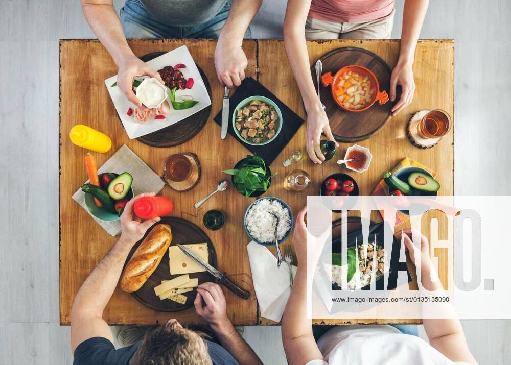 IMAGO Creative, Food, Tapas Top view, Group of people sitting at the table having meal model released, Symbolfoto, 11.10.2020,