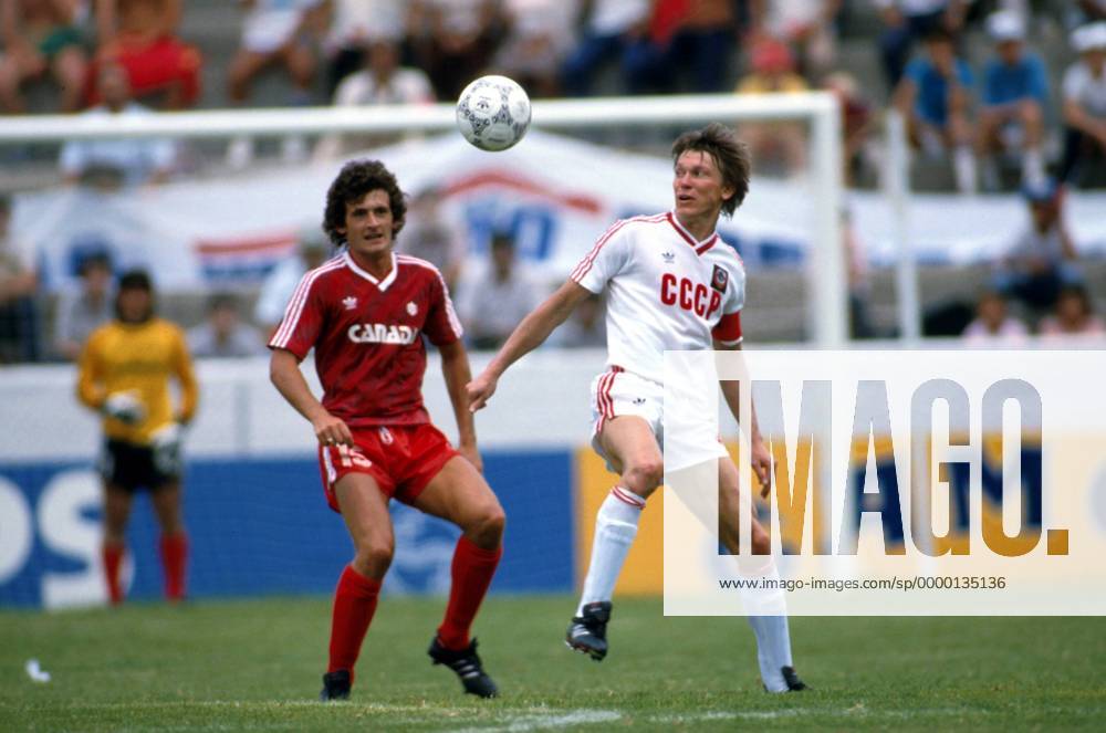 Oleg Blochin (Sowjetunion) beim Duell um den Ball gegen den Kanadier James (li.) Fußball WM Herren Weltmeisterschaft 1986, Länderspiel: UdSSR - Kanada 2:0, Vorrunde Gruppe Irapuato Dynamik,