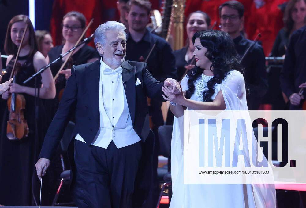 Operatic tenor Placido Domingo (L) and operatic soprano Anna Netrebko perform in a concert marking Netrebko s 50th birthday, at the State Kremlin Palace. Vladimir Gerdo TASS TS111086