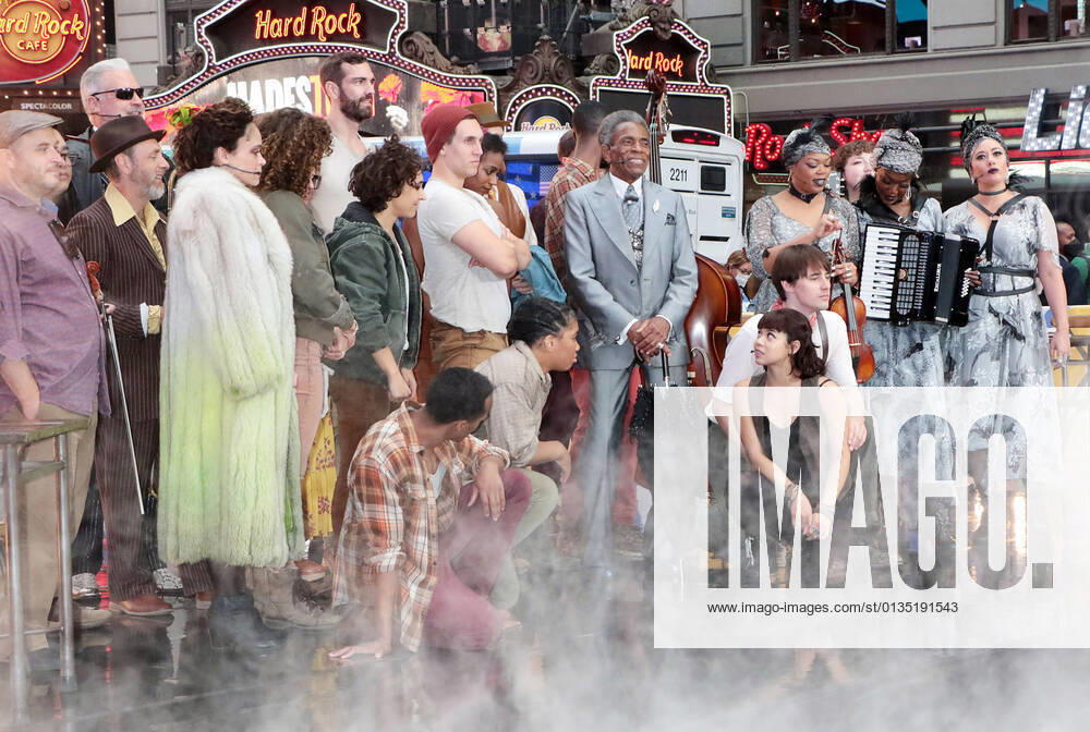 Bilder des Jahres 2021, Entertainment 09 September Entertainment Themen der Woche KW37 NEW YORK, NY- September 17: Amber Gray, Patrick Page, Andre De Shields, Reeve Carney and th and the cast of Hadestown perform on ABC S Good Morning America on Times Square in New York City on September 17, 2021.