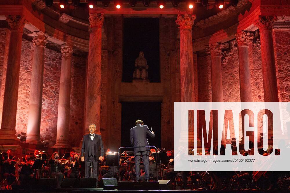 Bilder des Jahres 2021, Entertainment 09 September Entertainment Themen der Woche KW37 Italian tenor Andrea Bocelli performs on stage at Merida s Roman Theatre, in Merida. western Spain, 18 September 2021, as part of the Stone Music Festival. Andrea Bocelli in Merida !ACHTUNG: NUR REDAKTIONELLE NUTZUNG!