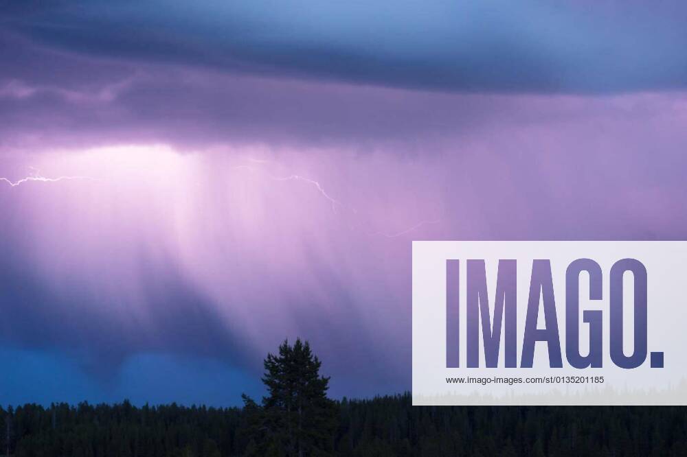 IMAGO Creative: Ende des Sommers Over Norris Canyon Thunderstorm Lightning Strikes Yellowstone National Park, 11.10.2020,