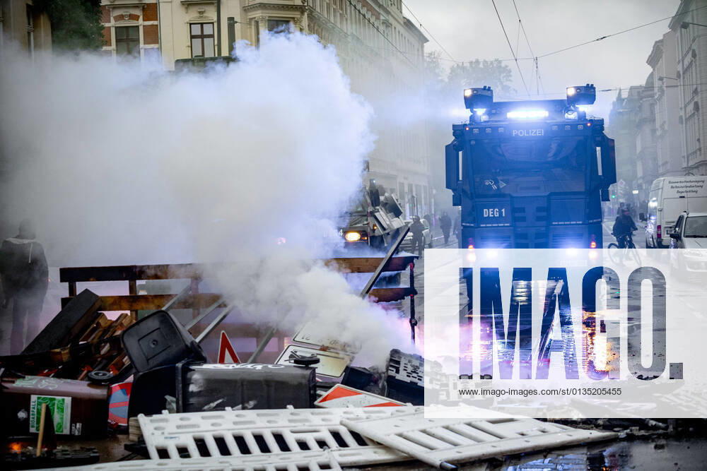 KW37 Wir sind alle LinX Demonstration in Leipzig Wasserwerfer löscht Barrikade. Am 18.09.2021 fand in Leipzig eine Demonstration des Kampagnenbündnis Wir sind alle LinX unter dem Motto Wir sind alle Antifaschist:innen Wir sind alle LinX statt, bei welcher es nach Beendigung der Versammlung zu Auseinandersetzungen zwischen Polizei und Demonstrant*innen kam. Wir sind alle LinX Demonstration in Leipzig Leipzig NRW Deutschland