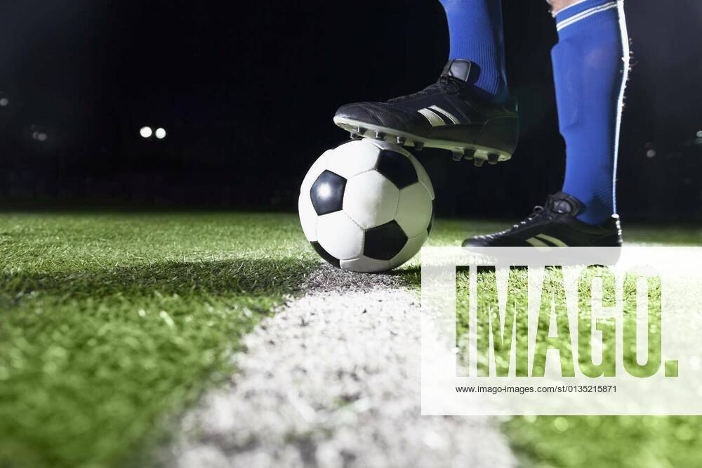 IMAGO Creative: 2022 Aussichten Foot on soccer ball model released, Symbolfoto, 11.10.2020,