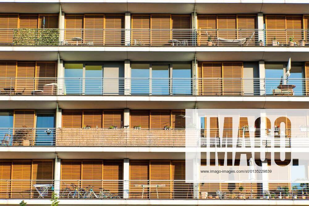 IMAGO Creative: Architektur in Berlin facade of an orange residential house with balconies in berlin, 12.10.2020,