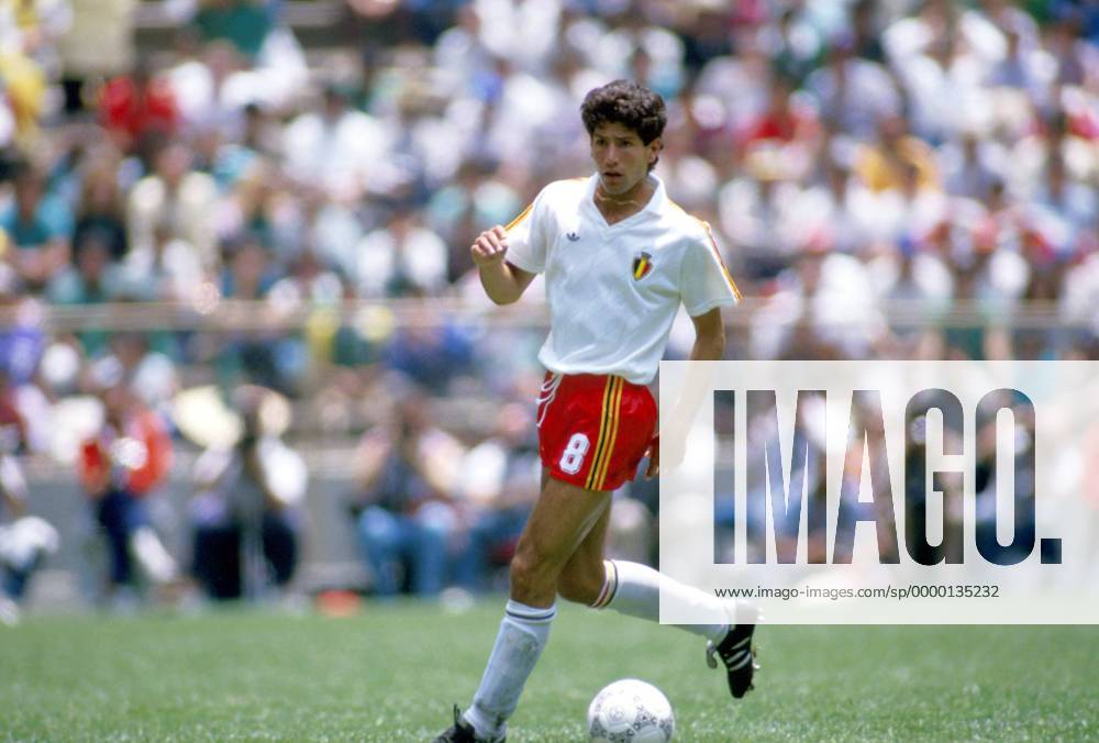 Enzo Scifo (Belgien) mit Ball Fußball WM Herren Weltmeisterschaft 1986, Länderspiel: Belgien, Vorrunde Einzelbild Aztekenstadion Mexiko-City, Mexico-Stadt Dynamik,