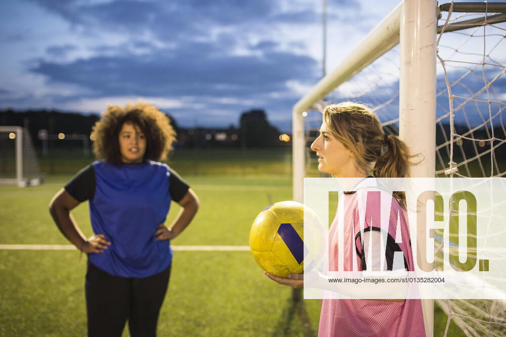 IMAGO Creative: Internationaler Frauenmonat, Mädchen im Sport Women s football team practice, Hackney, East London, UK, 12.10.2017,
