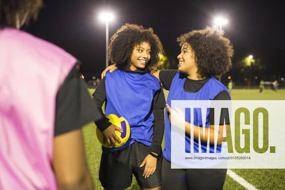 IMAGO Creative: Internationaler Frauenmonat, Mädchen im Sport Female football players jubilant, Hackney, East London, UK, 12.10.2017,