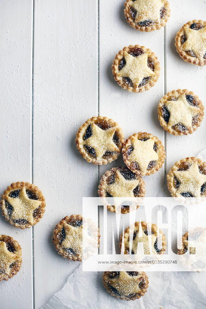 Freshly baked mince pies, overhead view, 28.11.2017,