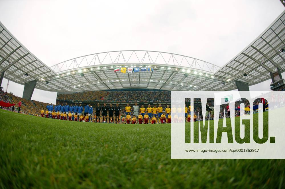 Mannschaftsvorstellung vor dem Spiel zwischen Italien (li.) und Schweden - NOT TO BE PUBLISHED IN JAPANESE MEDIA Fußball EM Herren Euro 2004, Europameisterschaft, Länderspiel, Nationalmannschaft, Nationalteam, Gruppe C Totale Estadio do Dragao Porto