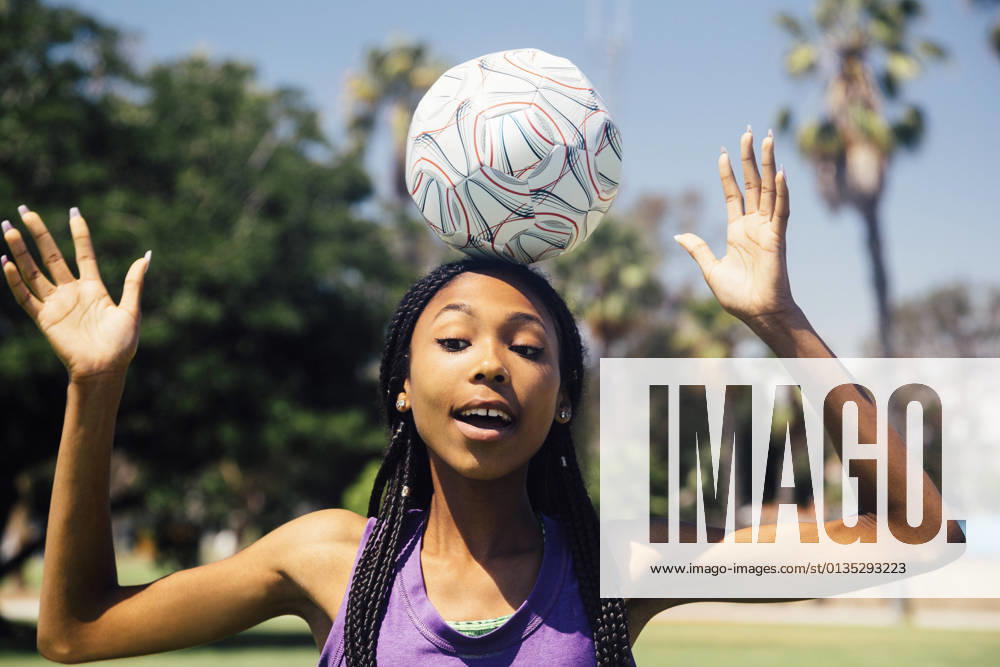 IMAGO Creative: Internationaler Frauenmonat, Mädchen im Sport Teenage schoolgirl soccer player balancing ball on head on school sports field, 12.12.2017,