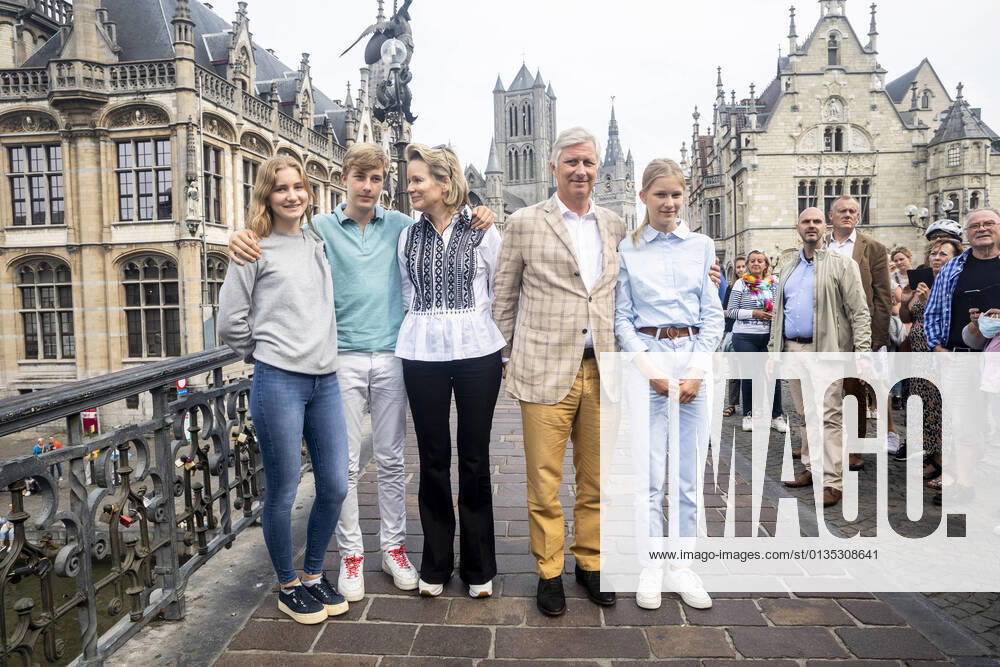 Crown Princess Elisabeth, Prince Emmanuel, Queen Mathilde of Belgium, King Philippe - Filip of Belgium and Princess Eleonore pose for the photographer at the Car Free Sunday in the Gent city center, Sunday 19 September 2021. In several cities and towns across Belgium a Sunday without cars or other motorized transport is organized. Belgian royal family visit Gent in bike today. HATIMxKAGHAT 3091941