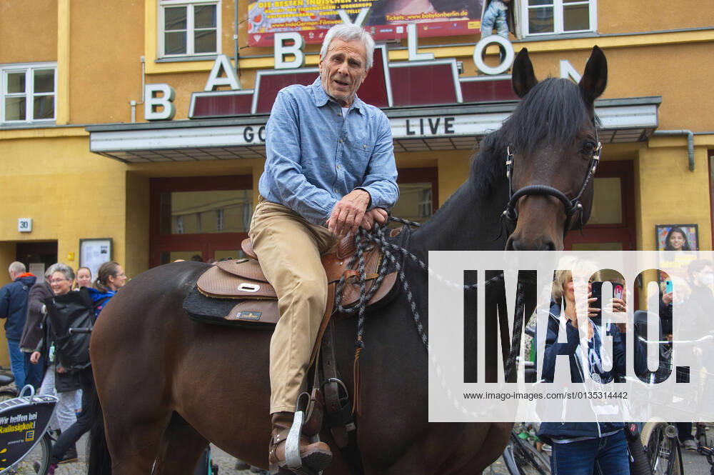 Gojko Mitic with horse at Rosa Luxemburg Platz on the occasion of the presentation of the novel reissue of The Sons of the Great Bear by Liselotte Welskopf Henrich at the cinema Babylon Berlin, 19 09 2021 Foto:xC.xBehringx xFuturexImage
