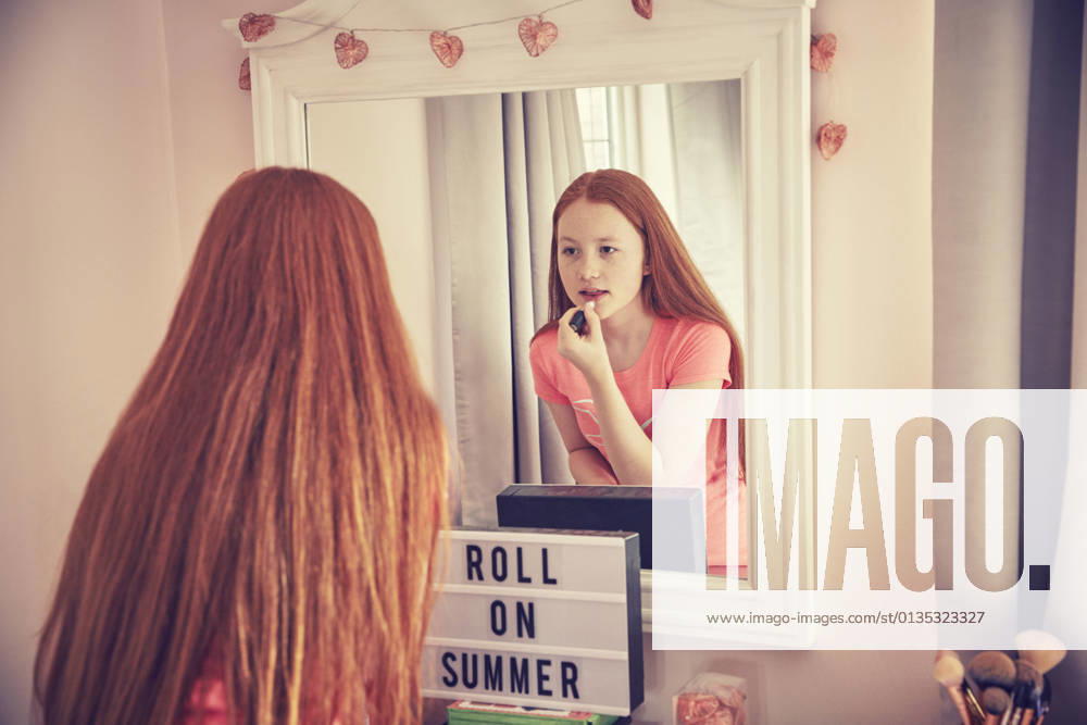 IMAGO Creative, Jahreszeit Sommer, Sommerferien Teenage girl putting on make-up, 04.10.2018,