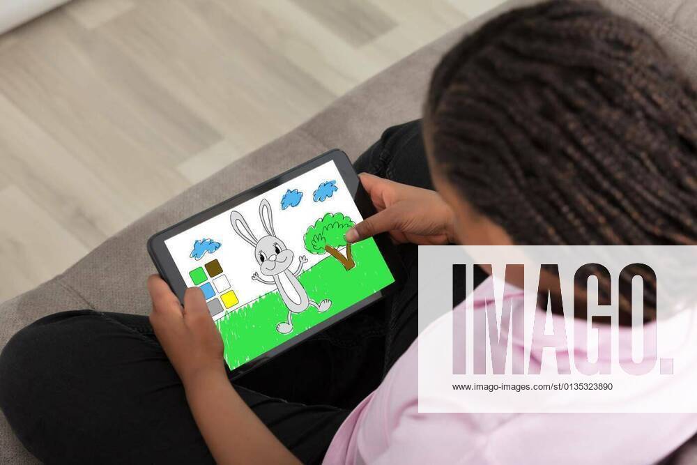 Girl Playing Leisure Game On Digital Tablet model released, Symbolfoto, 12.10.2020,