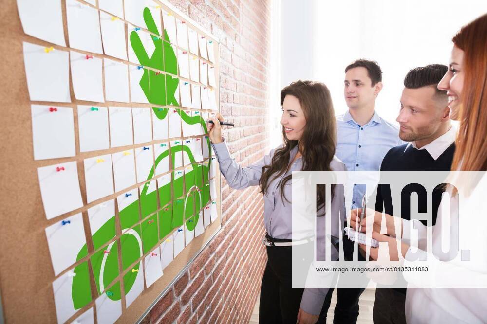 IMAGO Creative: Klimawandel - Zukunft und Innovation Business People Planning Eco Car model released, Symbolfoto, 12.10.2020,