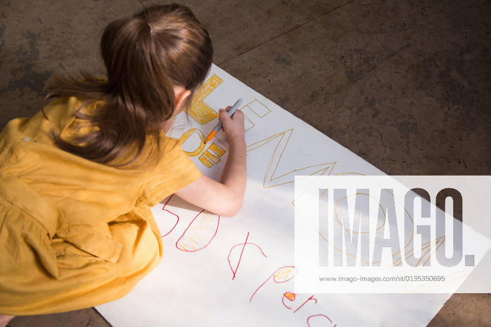 Girl crouching to colour in lemonade stand sign, 23.05.2017,