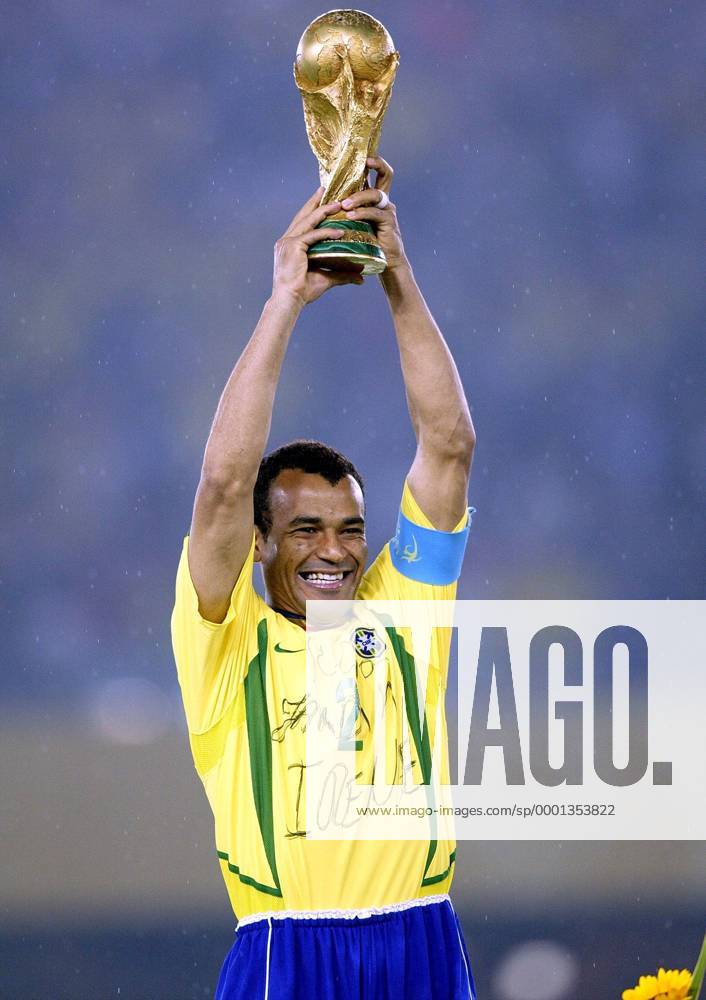 Cafu (Brasilien) präsentiert stolz den Pokal - PUBLISHING RIGHTS FOR GERMAN MEDIA ONLY Fußball WM Herren Weltmeisterschaft 2002, Finale, Endspiel, Länderspiel, Nationalmannschaft, Nationalteam Einzelbild Yokohama Begeisterung, Freude,