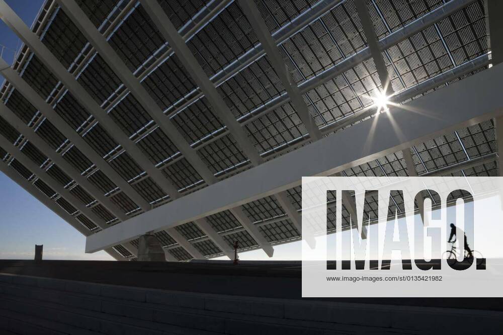 IMAGO Nature: Unsere Erde, Energiequellen, Photovoltaik IMAGO Creative: Corporate: Klimaschutz, Digitalisierung und Urbanisierung IMAGO Creative: Klimawandel - Zukunft und Innovation Large solar panels cyclist, 12.10.2020,