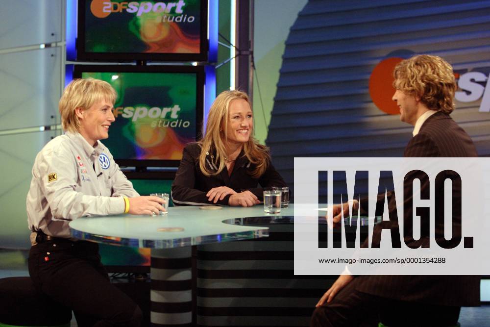 Jutta Kleinschmidt (Volkswagen, li.) und Andrea Mayer (Mitsubishi) im Gespräch mit Moderator Michael Steinbrecher Motorsport Damen ZDF Sportstudio 2004, Sendung, Fernsehsendung, Sportsendung, Vdig Gruppe Mainz