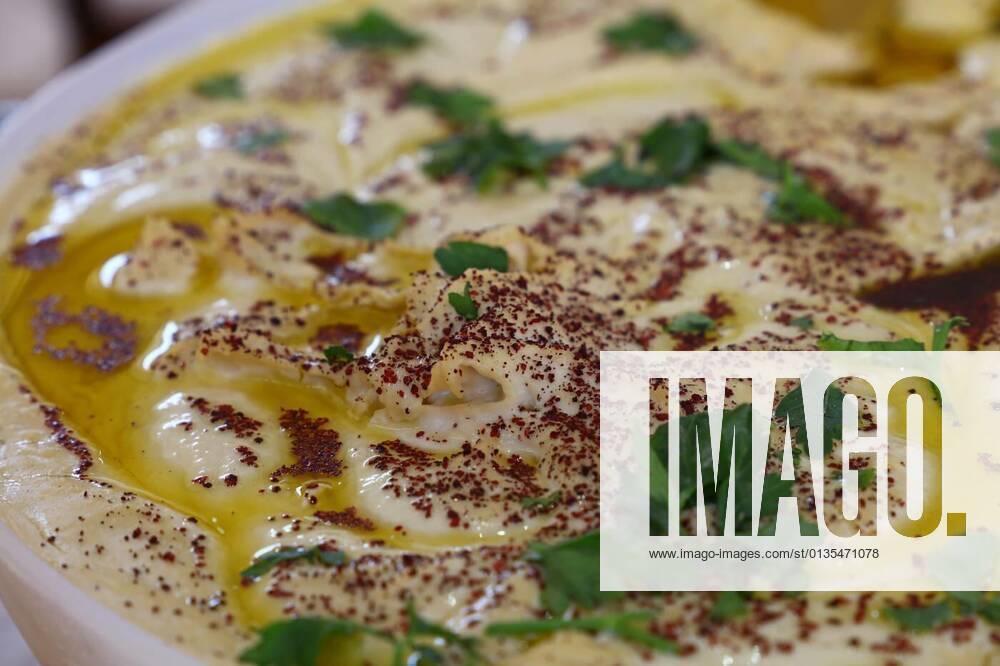IMAGO Creative, Food, Hummus Hummus with olive oil and parsley in a bowl, 12.10.2020,