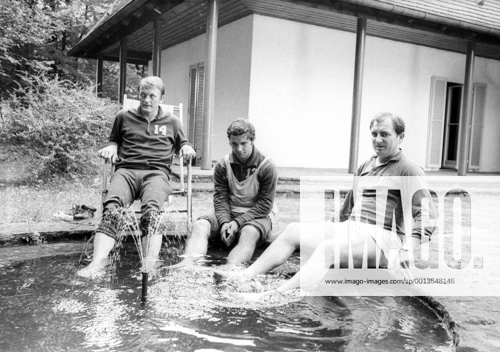 Werner Olk (li.), Trainer Branko Zebec (re.) und Gerd Müller (alle FC Bayern München) kühlen ihre Füsse