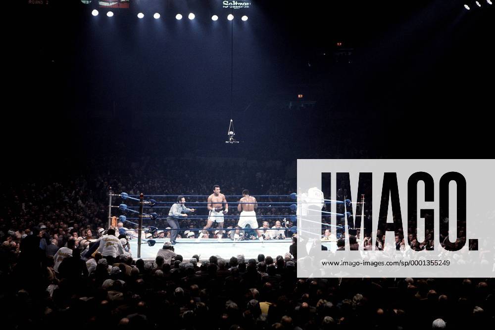 Muhammad Ali (li.) gegen Joe Frazier (beide USA) - PUBLICATION ONLY FOR GERMAN; SWISS; AUSTRIAN AND HUNGARIAN MEDIA (Icon5980045) Boxen Herren Boxsport 1974, Profiboxen, Schwergewicht Totale Madison Square Garden New York Masse,