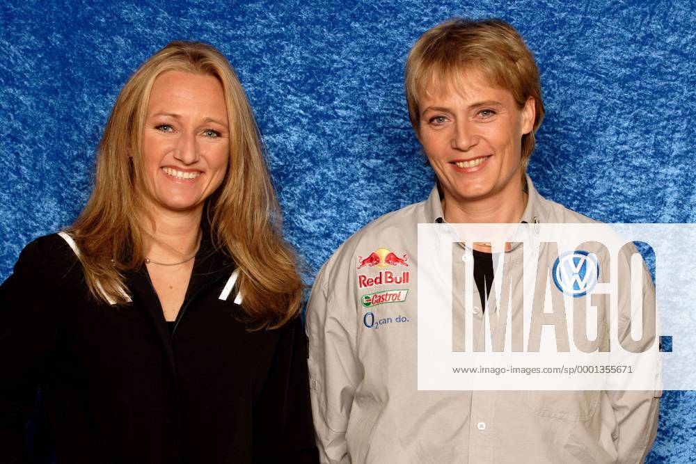 Andrea Mayer (Mitsubishi, li.) und Jutta Kleinschmidt (Volkswagen beide Deutschland) Motorsport Damen Shooting 2004, Fotoshooting, Fototermin Gruppe Mainz