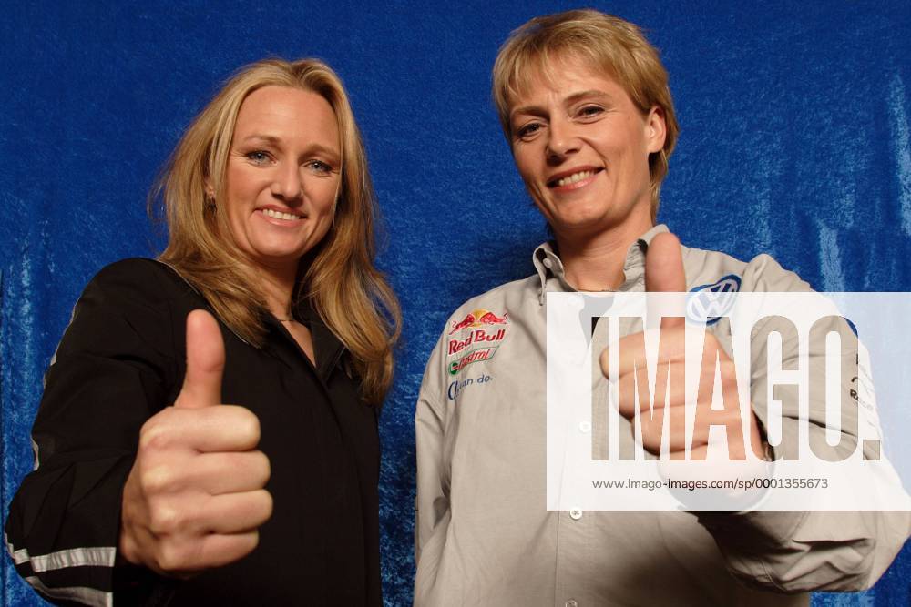 Andrea Mayer (Mitsubishi, li.) und Jutta Kleinschmidt (Volkswagen beide Deutschland) Motorsport Damen Shooting 2004, Fotoshooting, Fototermin Gruppe Mainz