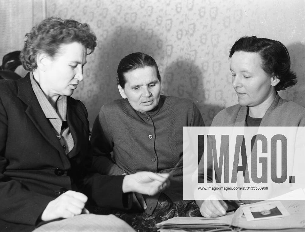 Elena Tereshkova and workers of factory Krasniy Perekop 612466 25.06.1963 Workers of textile factory Krasniy Perekop , where Valentina Tereshkova (born in 1937), first female cosmonaut, the USSR pilot-cosmonaut, Hero of the Soviet Union used to work visiting Valentina Tereshkova s mother Elena Tereshkova (center). RIA Novosti Sputnik Yaroslavl Russia